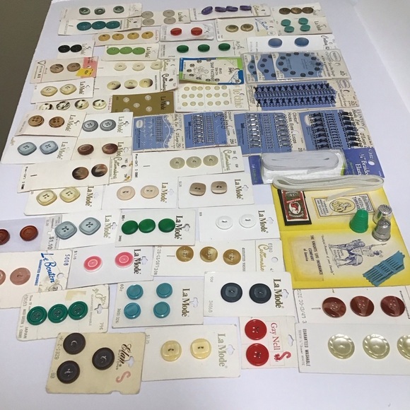 Vintage Buttons Card LOT Hook & Eye Snaps Sewing La Mode Costumakers Le Chic - Picture 5 of 5